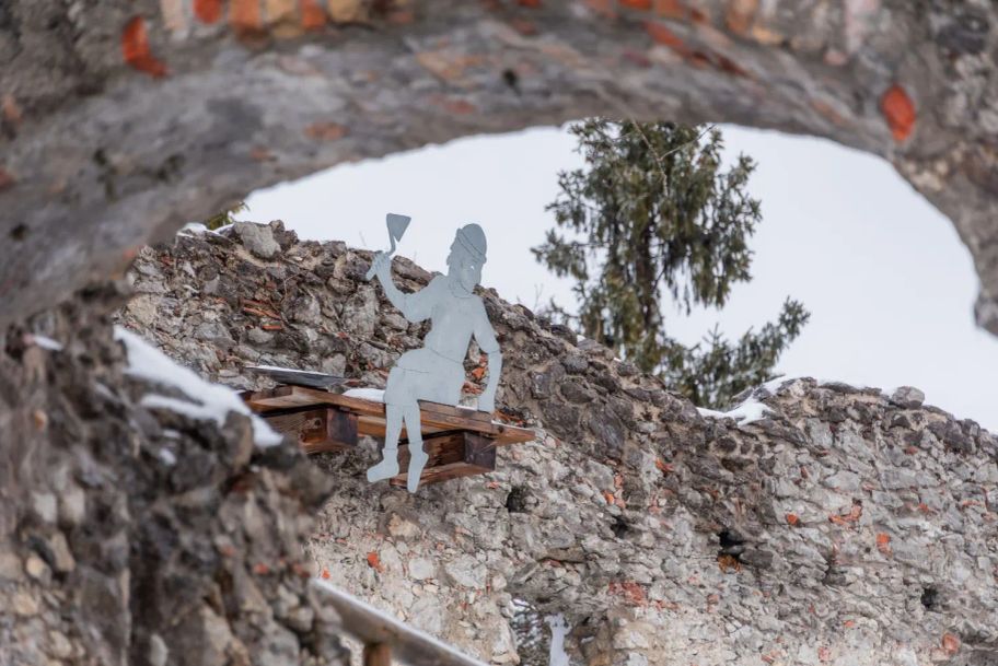 Metallfigur im Inneren der Burg Hohenfreyberg.