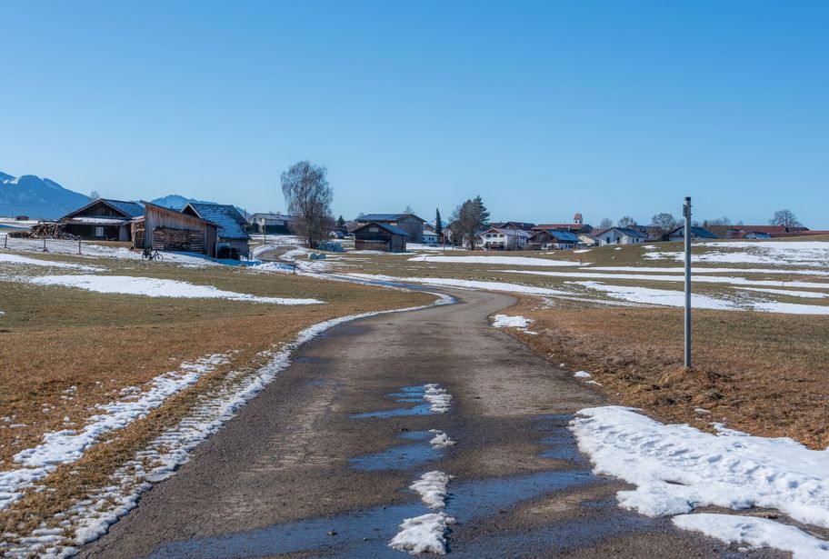 Breitgeteerter Weg führt zurück Richtung Dorf (Lengenwang).