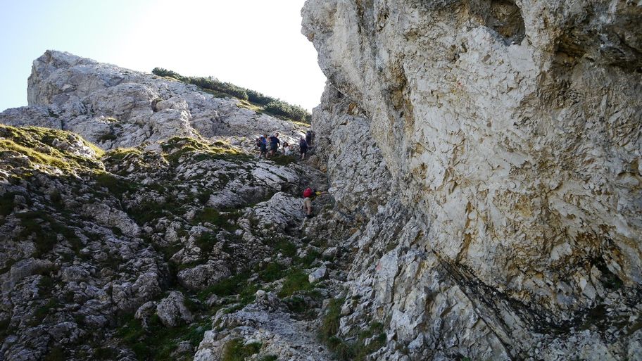 Durch die Scharte führt ein Tau.