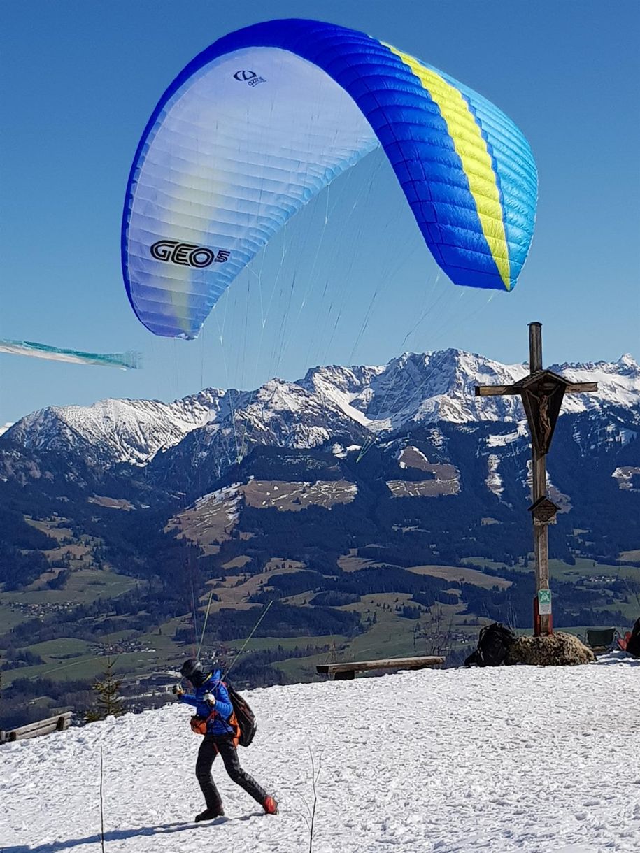 Paragleiter startet vom Mittag-Berg