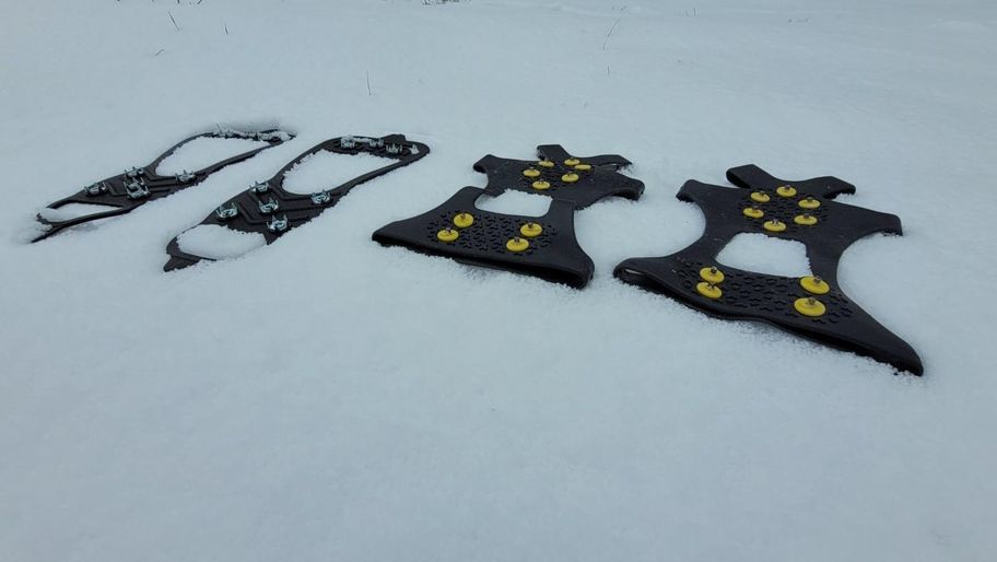 Zwei exemplarische Modelle für sog. leicht Grödel, die auf eisigen oder schneebedeckten Passagen sehr guten Halt geben.