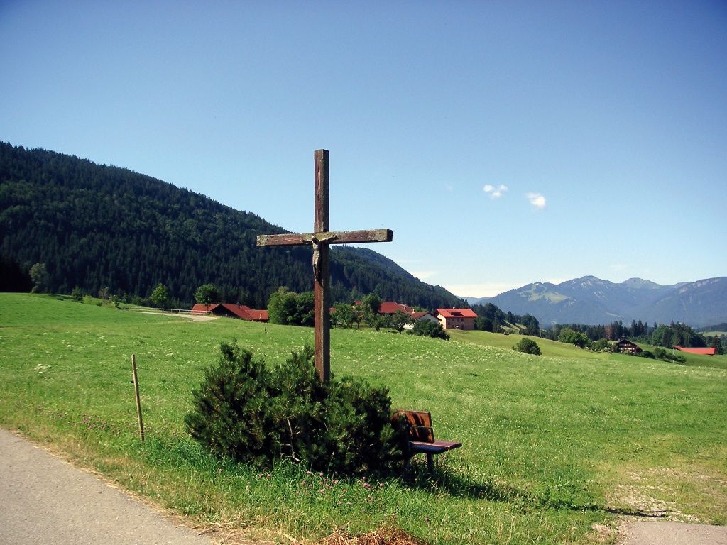 Wegkreuze begleiten uns entlang des Weges.