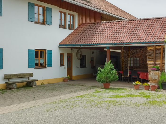 Vor dem Haus