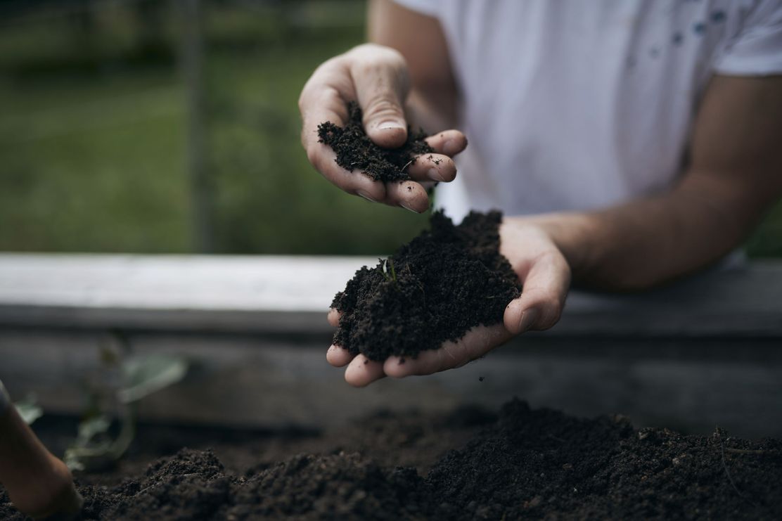Gartenarbeit im Hochbeet