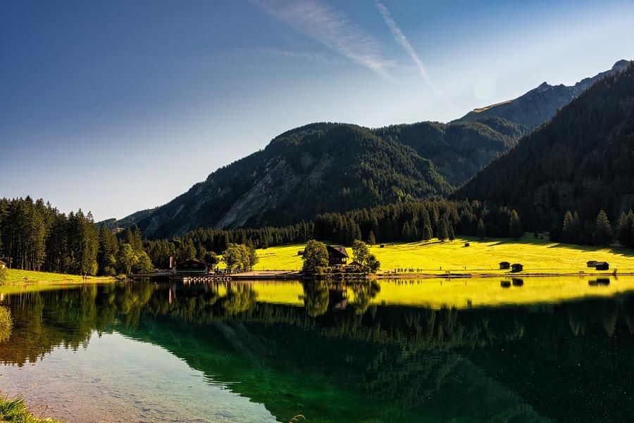 Blick über den See zum Gasthof