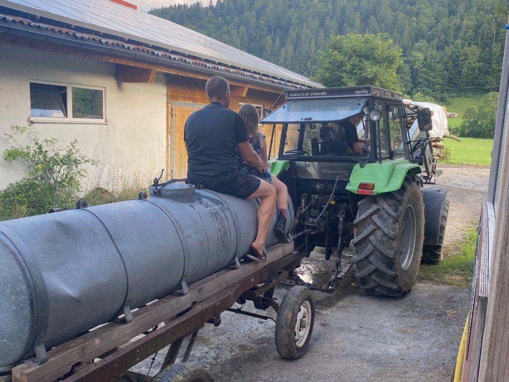 Auf dem Wasserfass mitfahren
