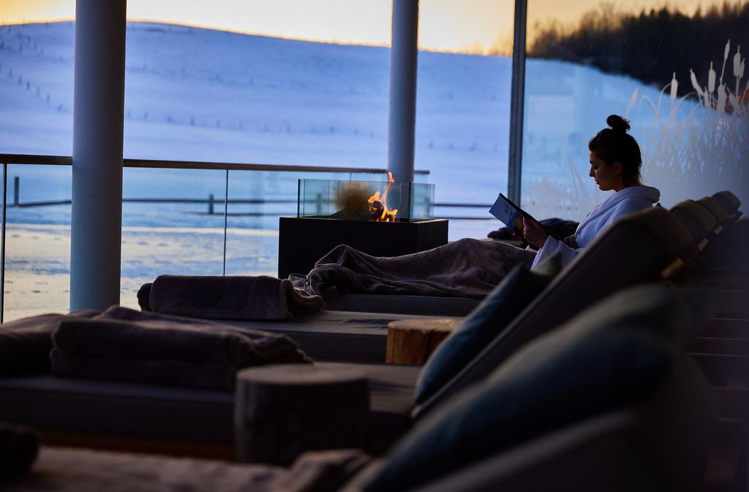 Liegen am Seefeuer im Winter