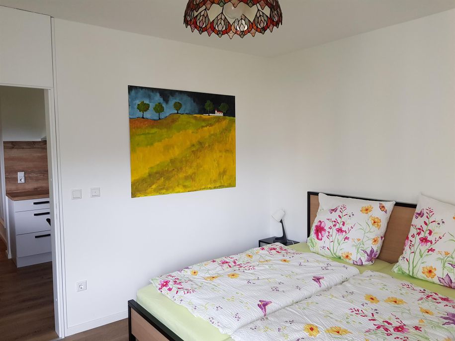 Schlafzimmer samt Blick in Richtung Küche