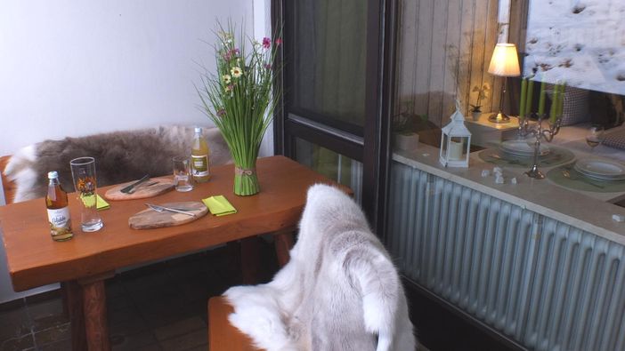 Rustikal mit Fell auf dem Balkon