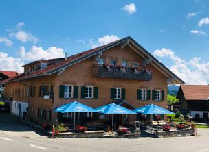Gasthof Hirsch im Frühling