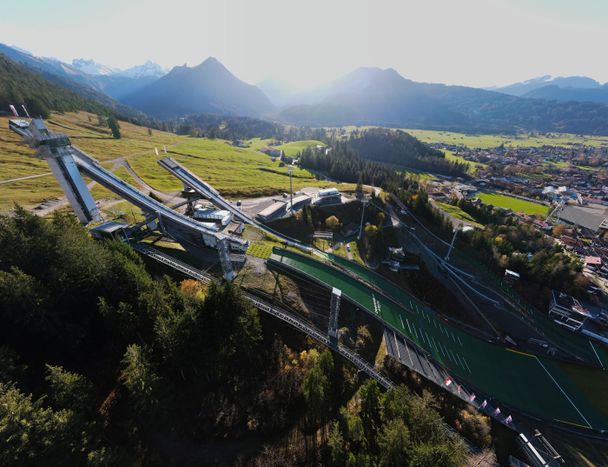 Skisprungarena_im_Herbst