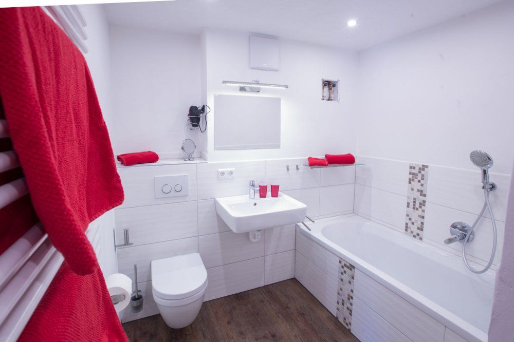 Alpenstyle1: Bad mit Badewanne, Dusche, WC