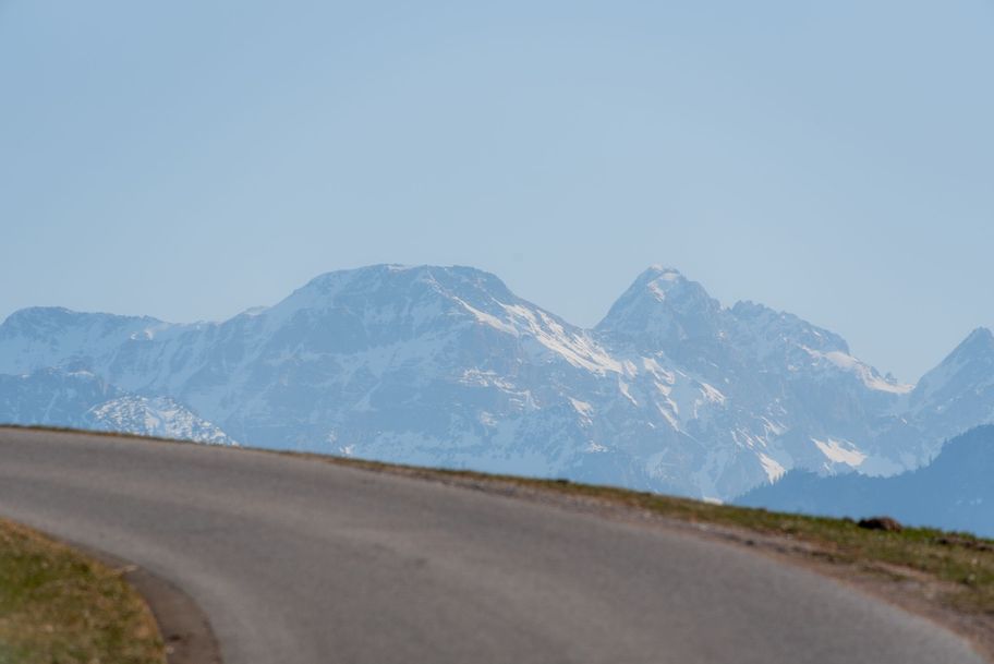 Die Rundtour ist stets begleitet von tollen Ausblicken in die Berge.