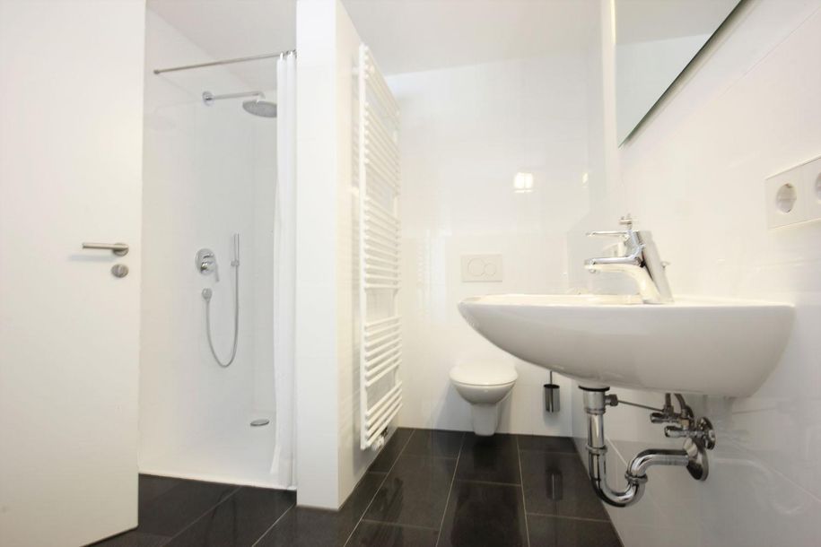 Bad mit Badewanne, Dusche und Glasfensterwand