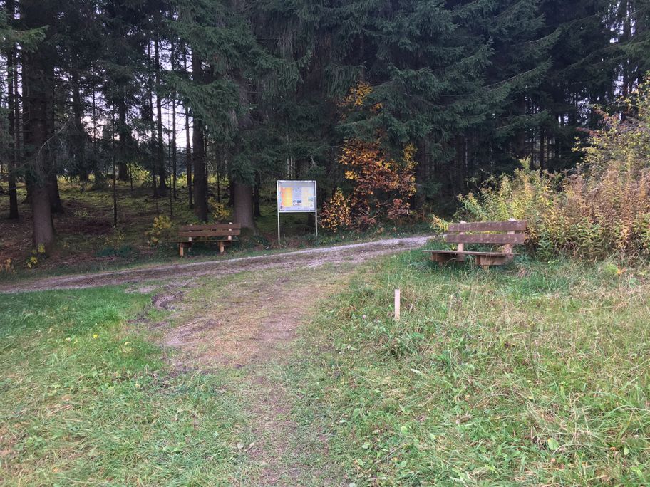 Wiesenpfad zur nächsten Infotafel des Bier-Käse-Weg
