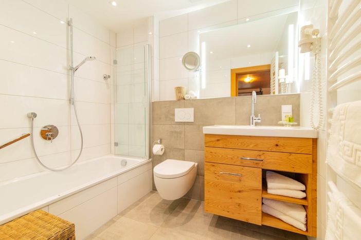 Bad mit Badewanne
