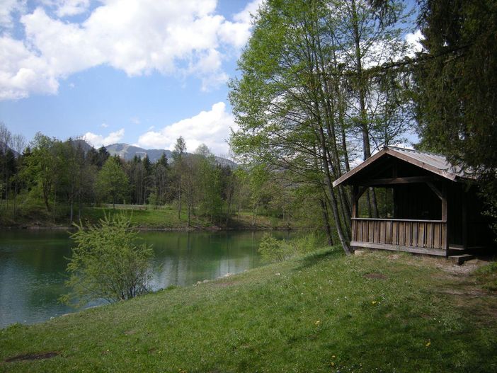 Auwaldsee mit Fischerhütte