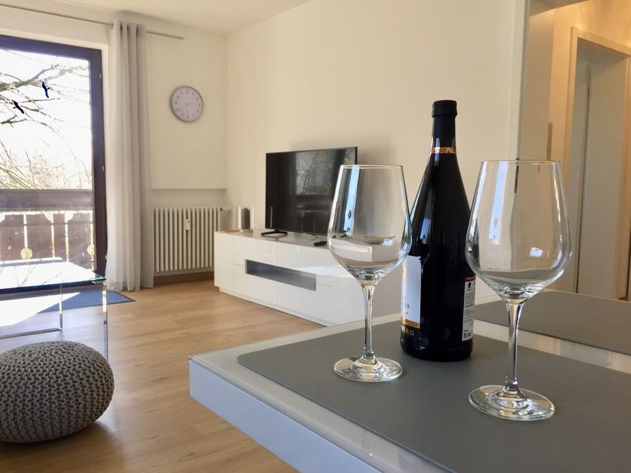 Sideboard mit Smart-TV (50 Zoll) im Wohnzimmer.