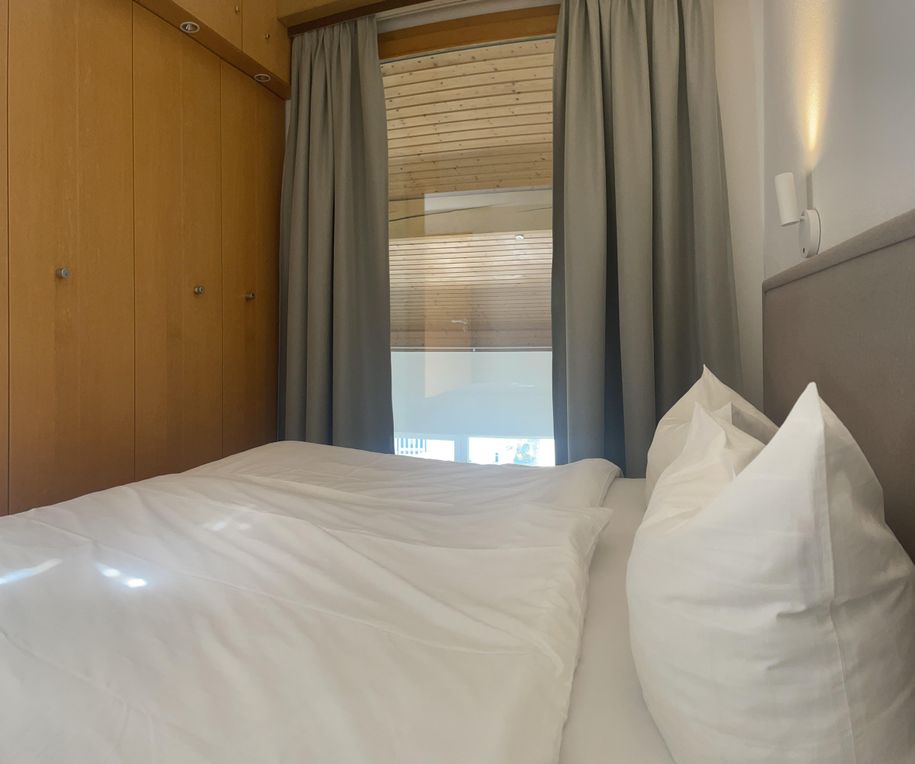 Schlafzimmer mit Kleiderschrank