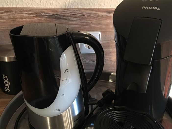 Kaffeeautomat und Wasserkocher