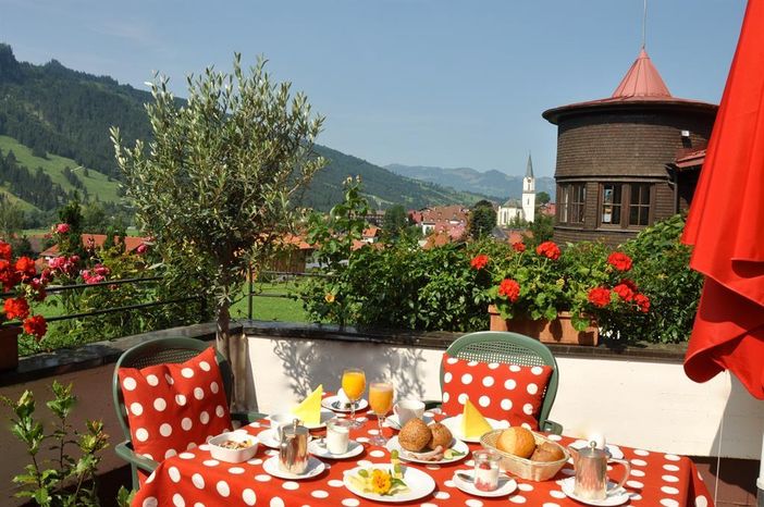 Frühstücken auf der Terrasse 2