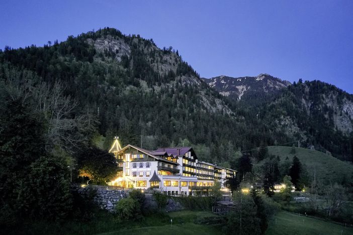 Unser Hotel bei Nacht