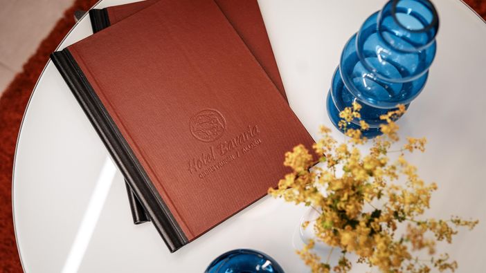Lobby, Getränkekarten, blaue Vase, Blume, Detailan