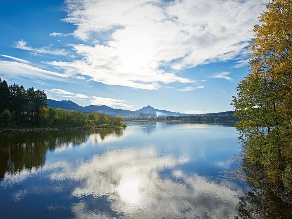 Wandertrilogie Allgäu Grüntensee mit Blick auf den Grünten Allgäu GmbH, Marc Oeder CC BY SA DE 3-0