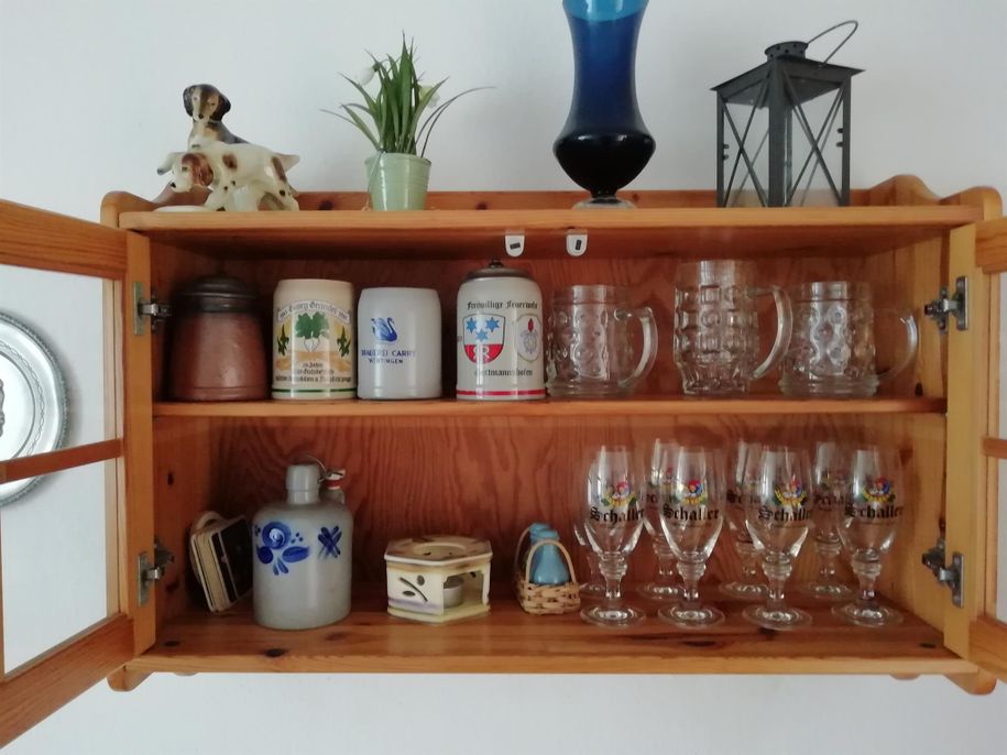 Biergläser und Krüge