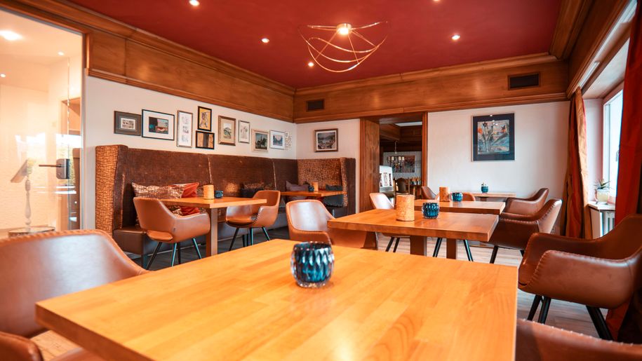 Restaurant, Blick auf Sitzbank, Tische