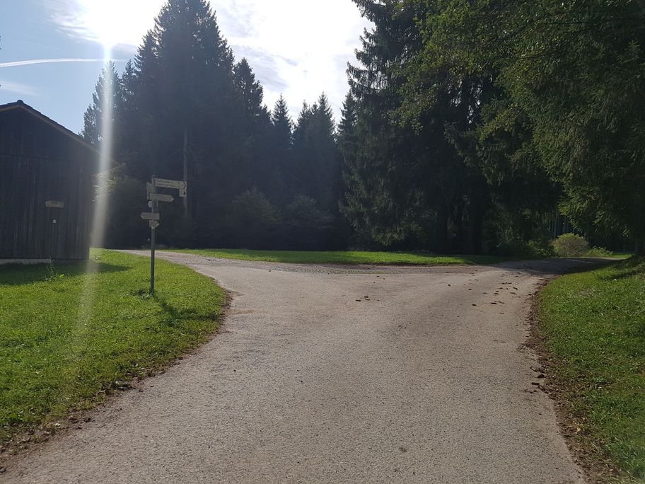 Abzweig am Koppenkreuz Richtung Burgruine Hopfen