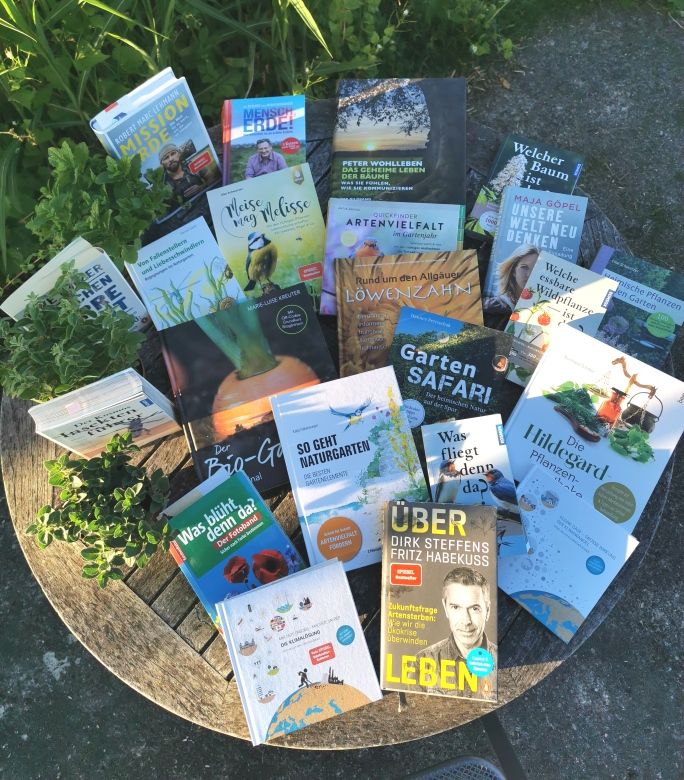 Bücher-Thementisch