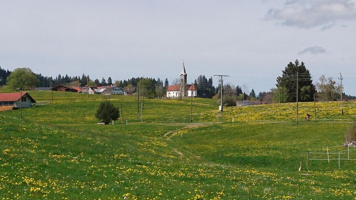 Blick nach Akams zur Kirche