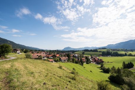 Aussicht auf Obermaiselstein im Allgäu im Sommer.