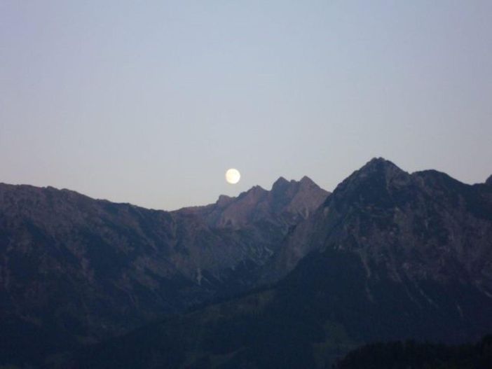 Balkonblick aufs Nebelhorn bei Vollmond