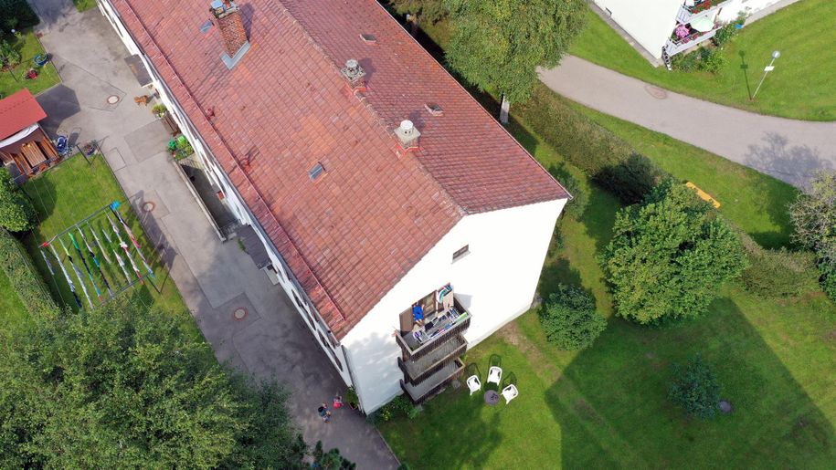 Blick auf den Balkon und Garten