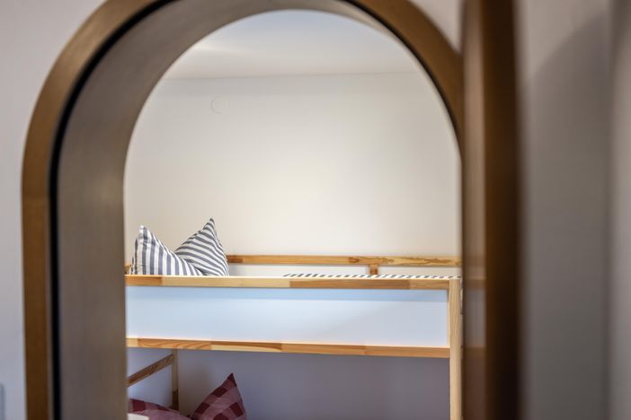 Blick ins Schlafzimmer mit 2 Hochbetten