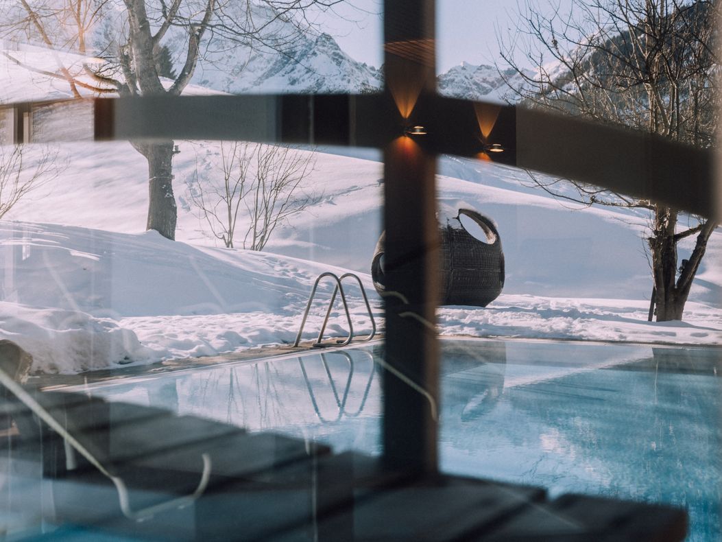 naturhotel_chesa_valisa_pool_im_winter