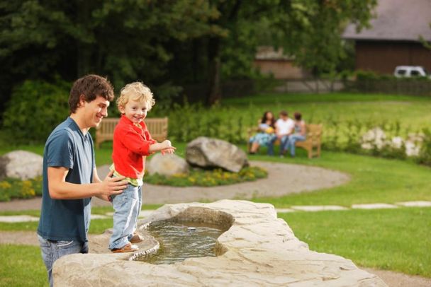 Meditationswiese mit Quellstein