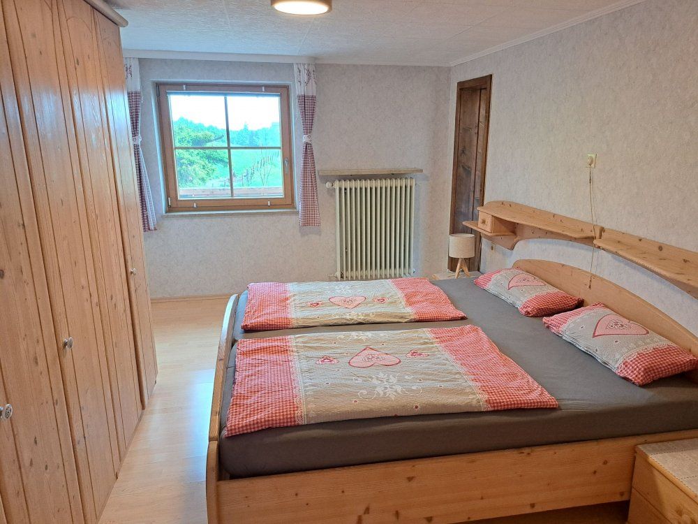 Schlafzimmer mit Doppelbett und großem Kleiderschrank