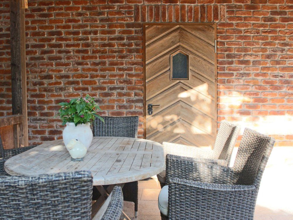 Terasse mit Gartenmöbel