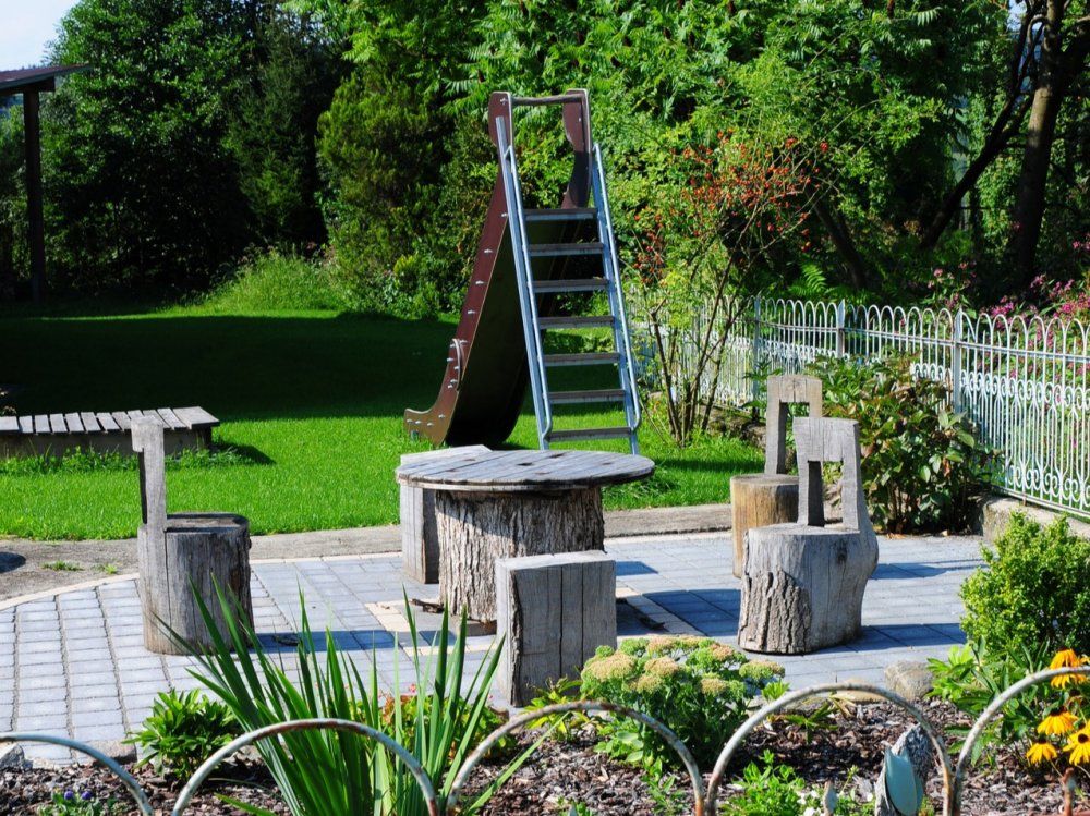 Garten mit Spielplatz