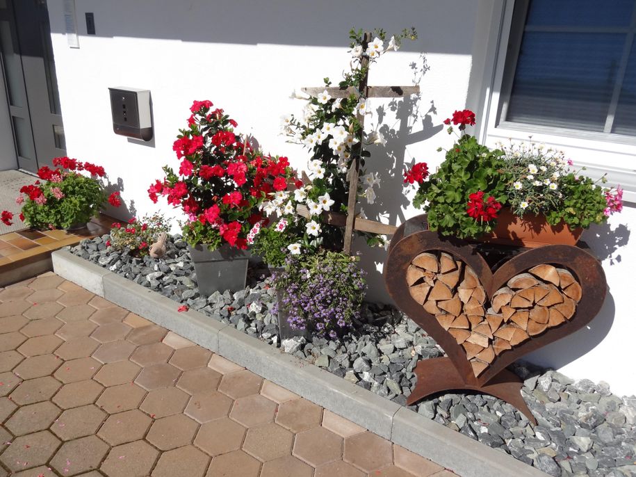 Gästehaus Koros - Blumen am Eingang