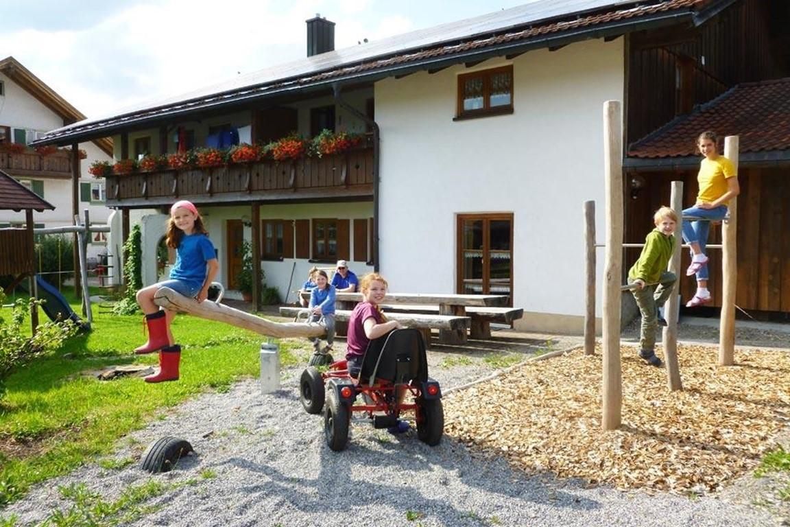 Spielplatz-und-Spielgeräte