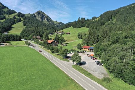 Der gebührenpflichtige Parkplatz befindet sich direkt an der B310 in Unterjoch.