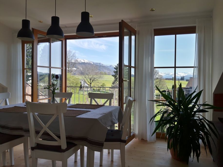 Tisch mit Bergblick April2017