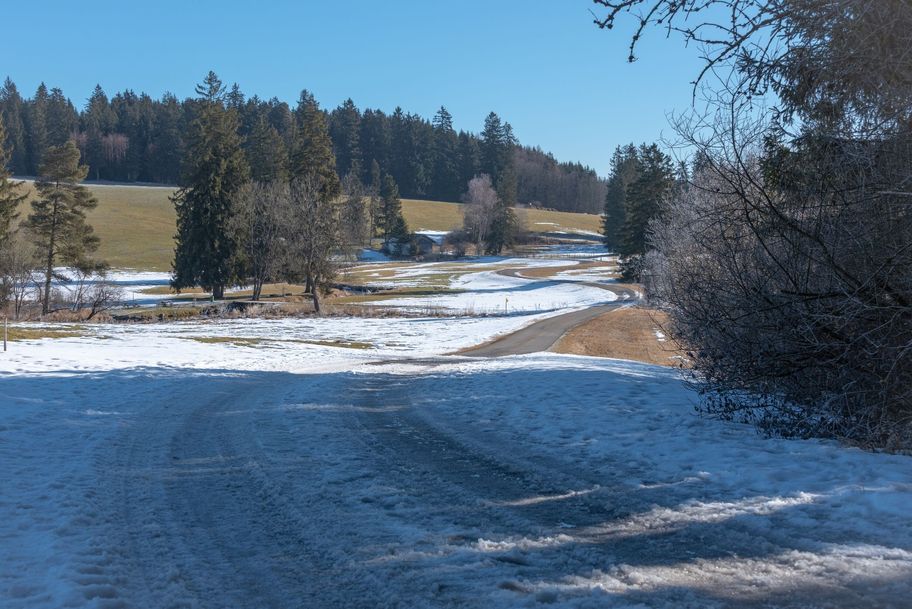 Schattige Passagen mit leichtem Gefälle sind bei kalten Temperaturen oft mit schnee- und eisbedeckt und mit Vorsicht zu begehen.