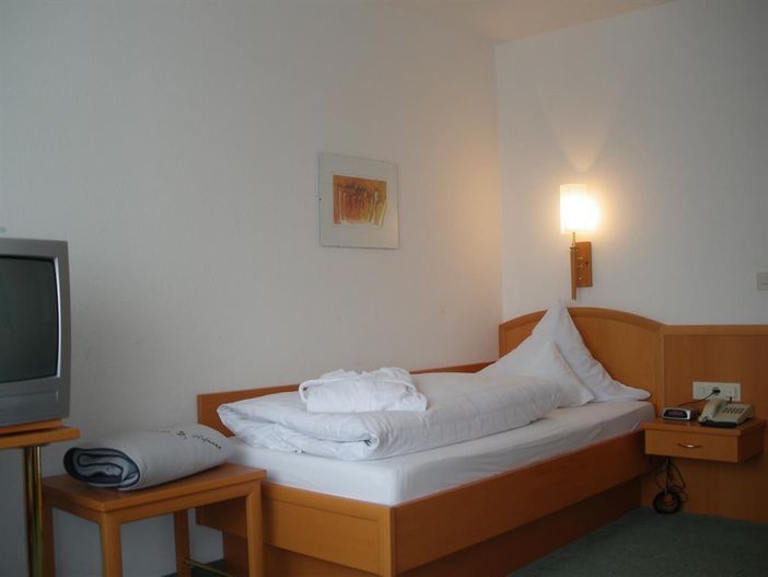 Einzelzimmer a