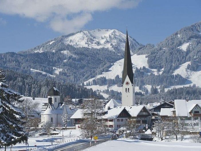 verschneite-pfarrkirche-und-frauenkapelle