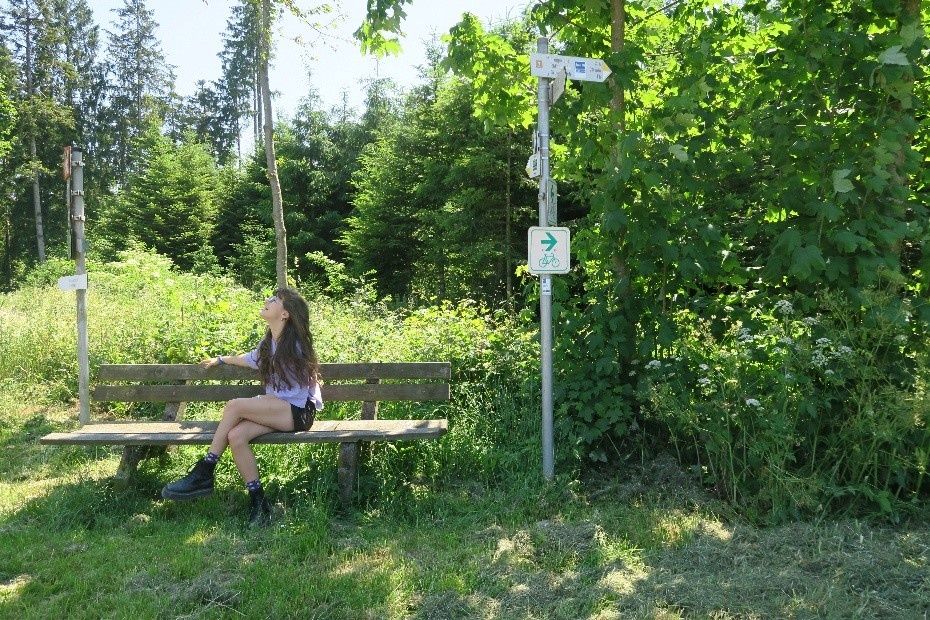 Mädchen auf Bank Schönau-Buch Rundweg